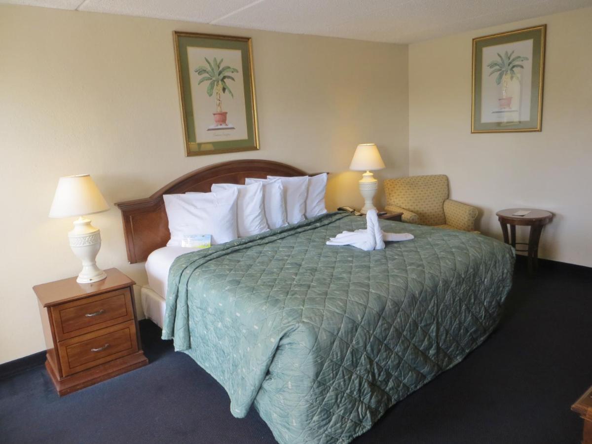 Days Inn By Wyndham Orlando Airport Florida Mall Williamsburg Room photo